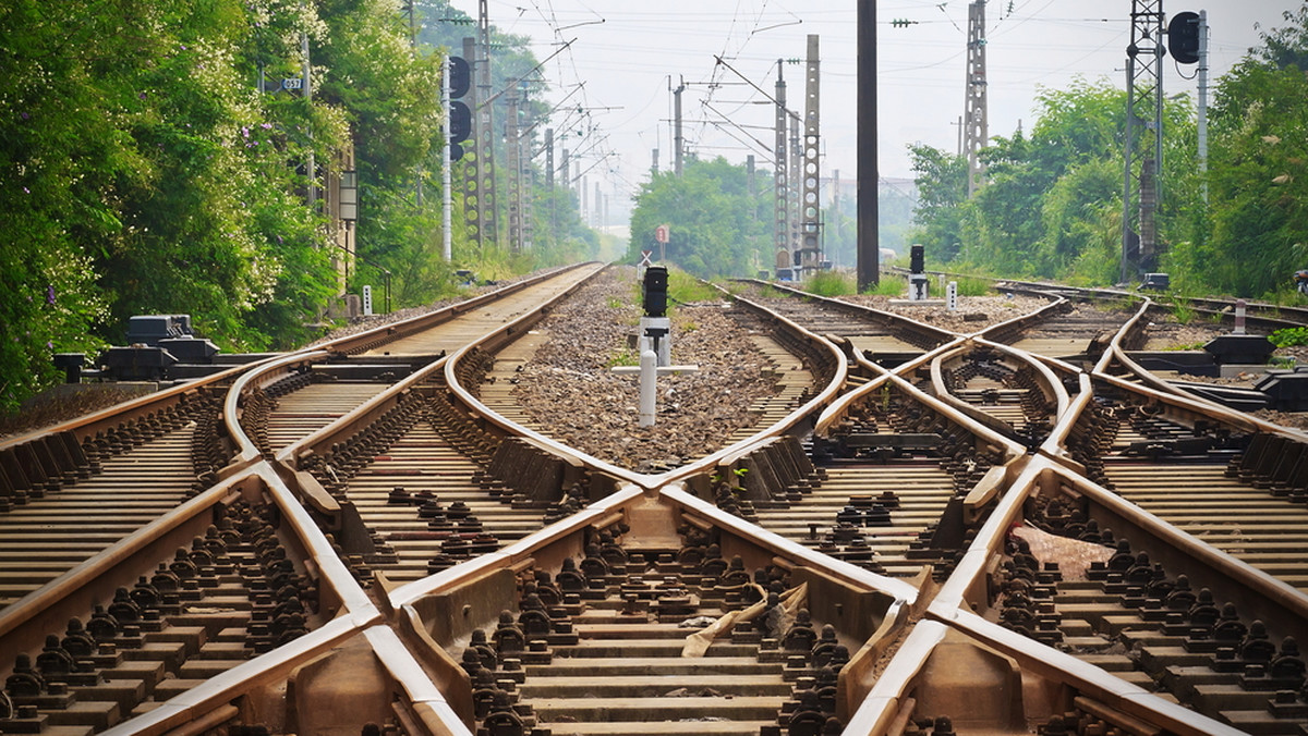 List intencyjny ws. planowanych remontów trzech linii kolejowych w Opolskiem podpisali w środę przedstawiciele spółki PKP Polskie Linie Kolejowe i samorządu regionu. Remonty mają być współfinansowane środkami unijnymi rozdzielanymi przez władze województwa.