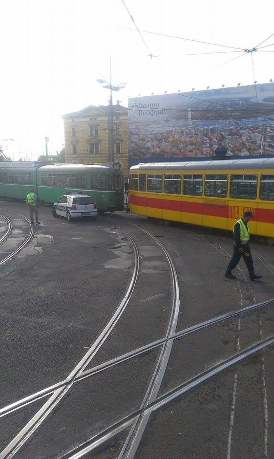 Prikolica tramvaja je izletela kod Železničke stanice (FOTO: Filip Vukša)