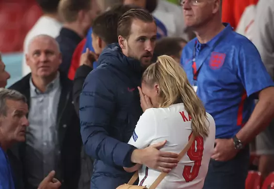 Harry Kane pociesza płaczącą żonę po przegranej z Włochami