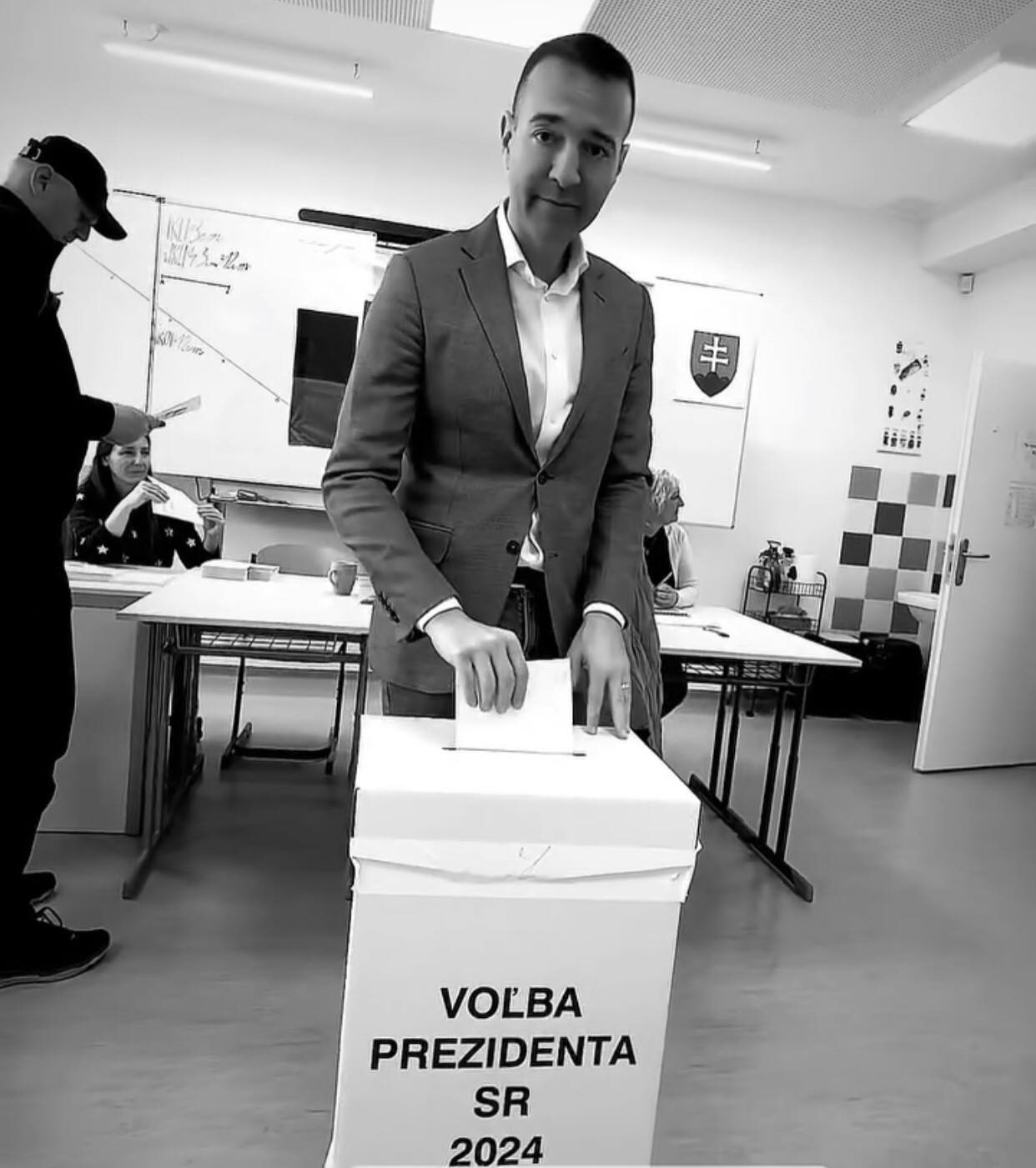Voliť prišiel aj minister školstva, vedy, výskumu a športu Tomáš Drucker.