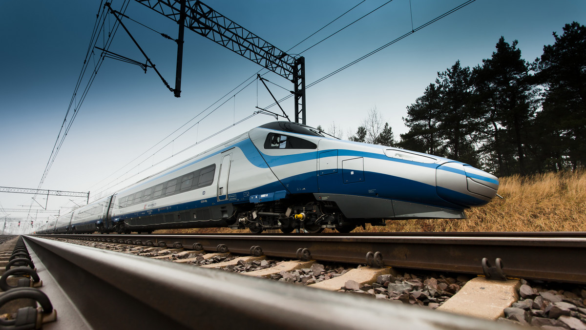 Od grudnia w pociągach Pendolino można korzysta z internetu. Usługa cieszy się dużym zainteresowaniem podróżnych. Każdy pasażer w trakcie podróży korzysta z sieci średnio przez blisko godzinę - poinformowała spółka PKP Intercity.