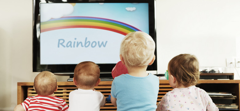 Dziecko mruga przed telewizorem - czy oglądanie telewizji psuje wzrok?