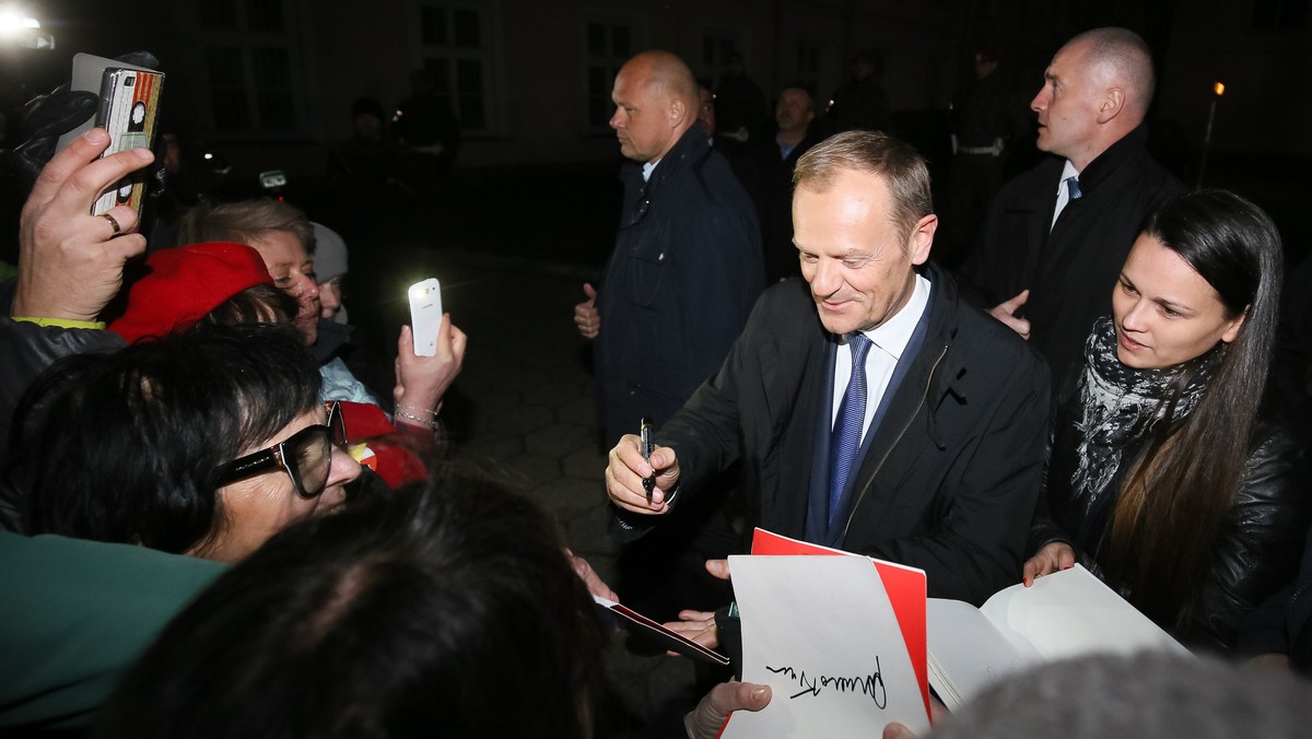 Cała sprawa ma charakter wybitnie polityczny - powiedział po zakończeniu dzisiejszego przesłuchania w warszawskiej prokuraturze przewodniczący Rady Europejskiej, b. premier Donald Tusk. Zaznaczył, że zjawił się na przesłuchaniu przede wszystkim ze względu na szacunek dla państwa polskiego. Przewodniczący Rady Europejskiej przez dziewięć godzin w warszawskiej prokuraturze zeznawał jako świadek w śledztwie dot. współpracy Służby Kontrwywiadu Wojskowego z rosyjską Federalną Służbą Bezpieczeństwa.