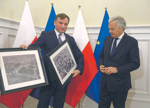 Komisarz UE ds. sprawiedliwości Didier Reynders spotkał się z ministrem sprawiedliwości Zbigniewem Ziobrą. Dzień później poinformował o wysłaniu przez KE pisma do Polski i Węgier z wezwaniem do wyjaśnień.