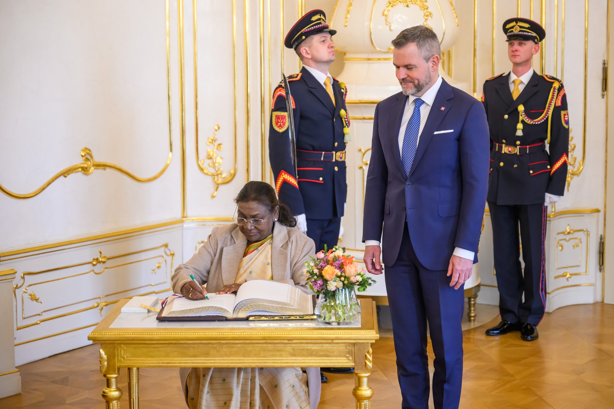 Na snímke prezident SR Peter Pellegrini a indická prezidentka Draupadí Murmúová.