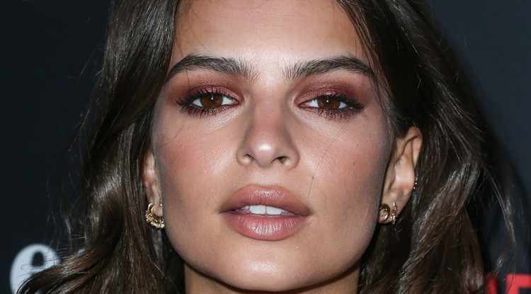 Tényleg azt gondoltad, hogy Emily Ratajkowski felöltözik karácsonyra? Tévedtél! - FOTÓK