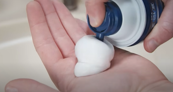 Obyčajná pena na holenie vytvorí na skle neviditeľný film, ktorý zabráni kondenzácii vody.