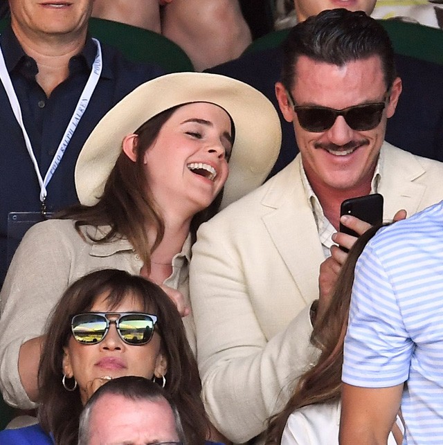 Emma Watson és Luke Evans a wimbledoni teniszdöntő lelátóján