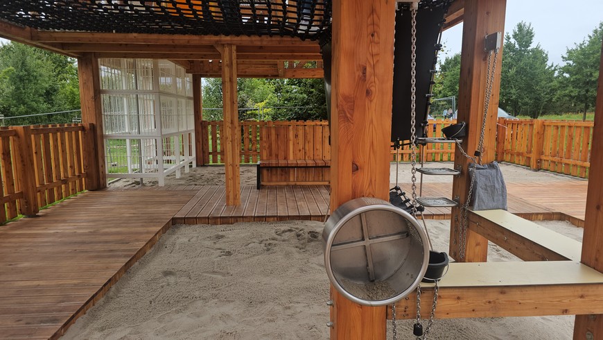 Zagroda to miejsce do zabawy dla maluchów i trochę starszych dzieci