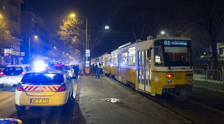 Szörnyű: villamos gázolt el egy férfit Budapesten, a tűzoltók emelték ki a jármű alól /Fotó: Blikk