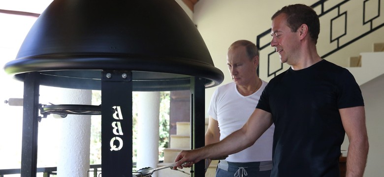 Putin i Miedwiediew skrytykowani, bo bawili się korzystając z zagranicznych sprzętów