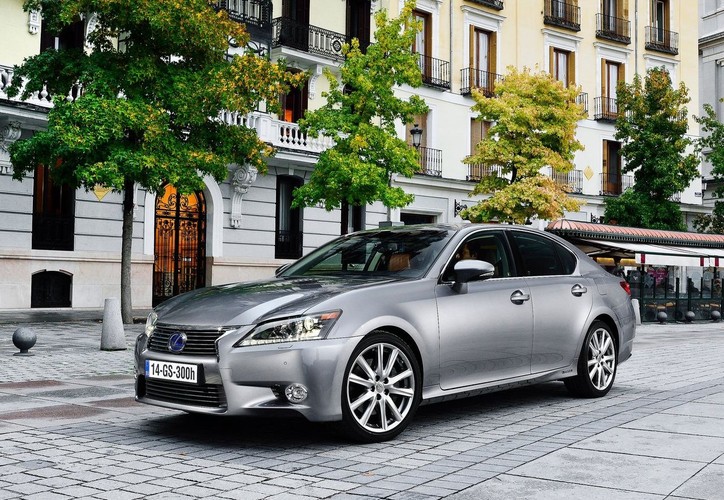 Segment E – marki premium
Od stycznia do czerwca 2017 roku zarejestrowano w sumie 56 samochodów premium segmentu E. Na pierwszym miejscu uplasował się Lexus GS (ceny od 218 tys. zł) – zarejestrowano w sumie 33 sztuki tego modelu. Kolejne miejsca zajęły BMW 5 (14 rejestracji) kosztujące od 242 tys. zł, dostępne od 288 tys. zł Infiniti Q70 (8 rejestracji) oraz Mercedes E (jedna rejestracja) w cenie od 288 tys. zł.