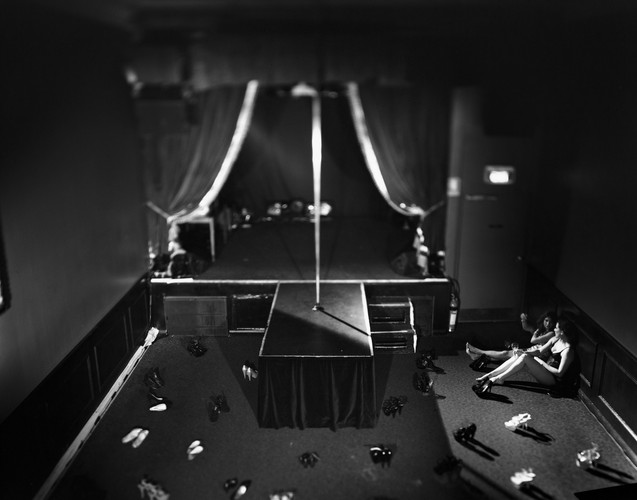 Zwycięzca w kategorii SPORT (zdjęcie pojedyncze) Tomasz Gudzowaty, Fundacja Yours Gallery Niewielka scena teatru Vanguard w Sydney, miejsce ćwiczeń przed mistrzostwami Miss Pole Dance Australia. Pole dancing jest w tym kraju niezwykle popularny jako forma fitnessu i nowa dyscyplina sportu. 28 października 2011