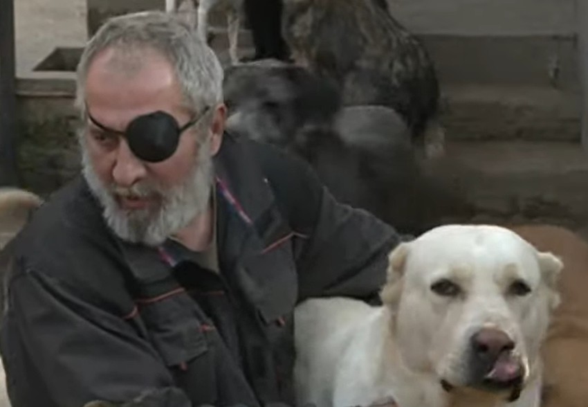 Željko sa psima u dvorištu