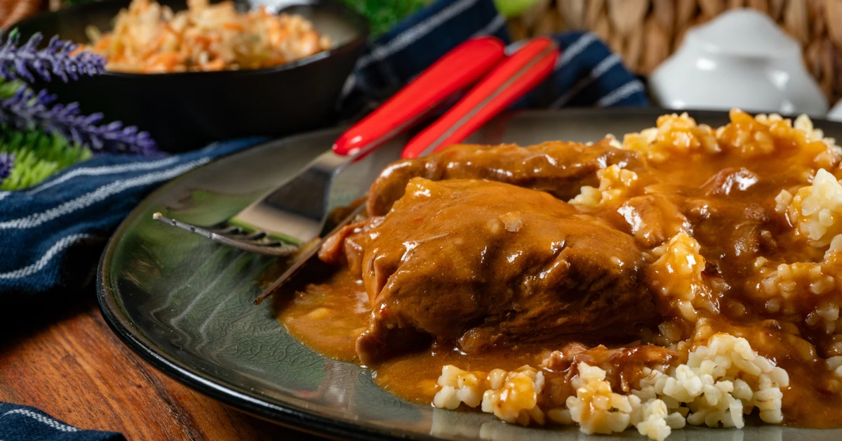 Pyszny obiad na niedzielę. Podajemy przepis, Ty gotujesz. Mięciutka karkówka w sosie