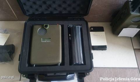Policjanci znaleźli 39 "walizek" i dwa Audi. Miał sprzęt do kradzieży prawie każdego auta