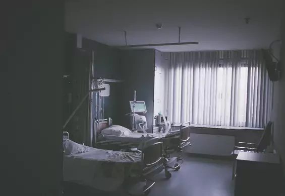 Zdjęcie małżonków, którzy godzą się na sali operacyjnej, podbiło internet