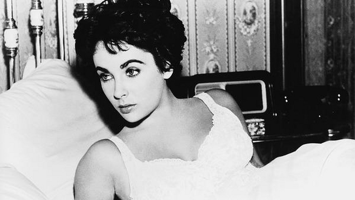 Nigdy nie polubiłem Elizabeth Taylor. Nadany jej przez agentów promocji slogan "najpiękniejszej kobiety świata" uważałem za tak grubą przesadę. Natomiast chwalili ją operatorzy. Miała bowiem wyjątkowo regularne, symetryczne rysy, a nie miała "gorszego profilu", który często zdarza się aktorkom. Z tego powodu jej uroda była dla mnie nudna. Zero zaskoczeń.