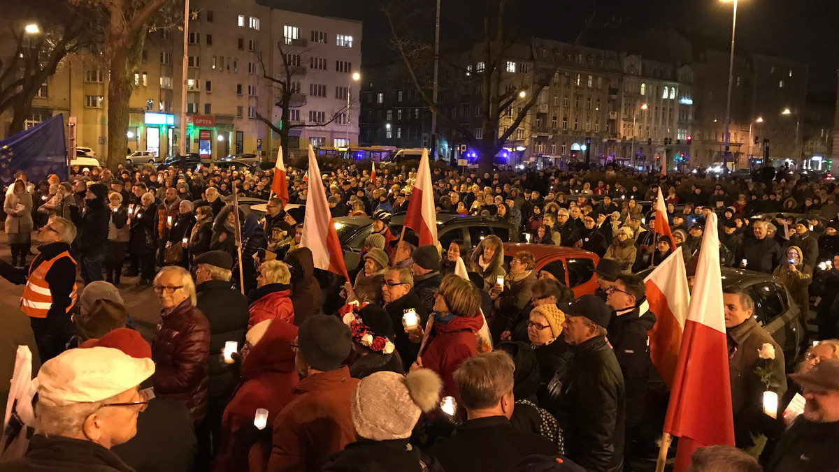 Łódzki Komitet Obrony Demokracji ponownie wzywa łodzian na manifestację, która dziś o 19 odbędzie się przed siedzibą Sądu Okręgowego. Protest to reakcja na ekspresowe przyjmowanie przez Sejm prezydenckich - a zmienionych przez PiS - ustaw o KRS i Sądzie Najwyższym.
