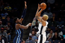 Efektowny wsad Sochana, rekord Browna, double-double Tatuma [WIDEO]