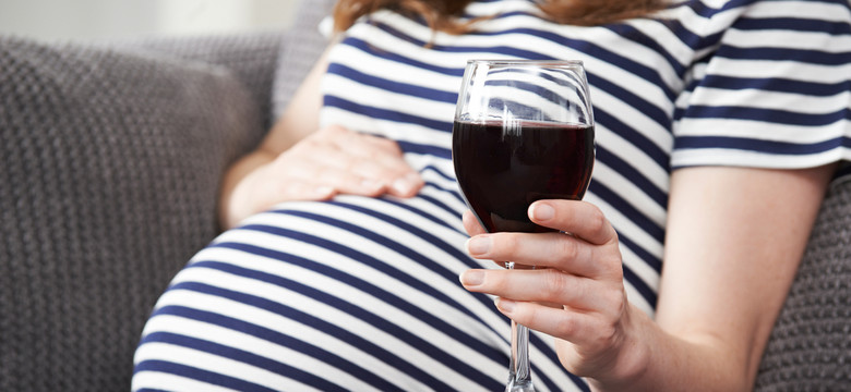 "Kocham. Nie piję". Czym grozi picie alkoholu w ciąży?