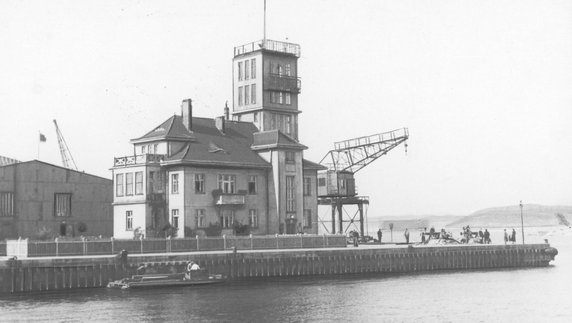 Budynek kapitanatu w 1938 r. W 1927 r. zbudowano dla Kapitanatu Portu nowoczesny budynek działający w aktualnej lokalizacji