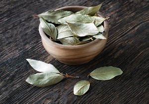 Ruskinje obavezno dodaju lovorov list u šećer: Trik koji će vam uštedeti brdo para