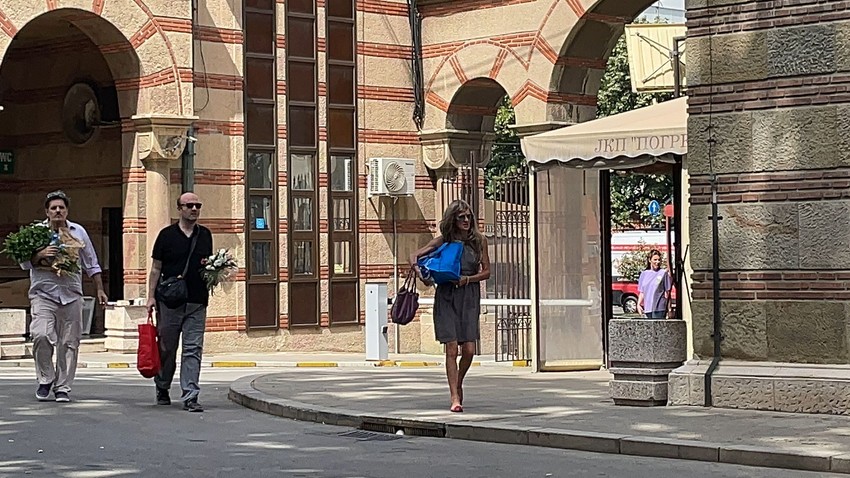 Bebi Dol na sahrani majke