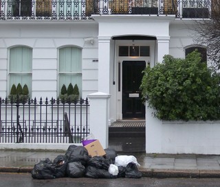 Kolejny kłopot z rewolucją śmieciową: firmy zabierają pojemniki, dają worki