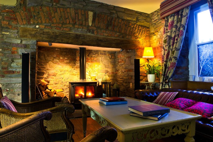 Kolejnym sposobem na inwestowanie jest zakup na własność pokoju w hotelu. Tak jak w poprzednich propozycjach pokój taki wynajmuje się operatorowi – firmie, która zarządzać będzie całym obiektem. W ten sposób inwestor sam nie zajmuje się zarządzaniem, a tylko czeka na przychody z czynszu. W Polsce przeważnie roczne przychody z takiego rodzaju inwestycji plasują się na poziomie około 6-9% wartości kupionej nieruchomości. Nad Wisłą pojedynczy pokój można kupić posiadając minimum 200 – 300 tys. zł. <br>

Na Zachodzie rynek tego rodzaju inwestycji jest znacznie bardziej rozwinięty. Często nie trzeba też stawać się właścicielem całego pokoju, a jedynie udziału w nim – np. 1/5 lub 1/20. Dzięki temu obniżony jest próg wejścia, bo cena pojedynczego pokoju dzielona jest na większe grono inwestorów. Przykład? W luksusowym hotelu ze SPA w Walii (Corran Resort and SPA) za pojedynczy apartament trzeba zapłacić ponad 455 tys. funtów, ale można też kupić udział na poziomie 1/13. Wtedy progiem wejścia jest równowartość około 200 tys. zł. W zamian za to operator hotelu obiecuje wypłacać nawet ponad 10% tej kwoty rocznie. Gdyby tego było mało po 5 latach można też skorzystać z opcji sprzedaży nieruchomości operatorowi za minimum 150% pierwotnej ceny. <br>

Uwaga! Kupując pokój w takim obiekcie podejmuje się też ryzyko działalności hotelowej, a do tego inwestując poza granicami kraju trzeba pamiętać o ryzyku walutowym. Każdy inwestor musi sobie też odpowiedzieć na pytanie czy cena, którą płaci za nieruchomość kupowaną w modelu najmu zwrotnego nie jest zawyżona. W takich wypadkach istnieje bowiem pokusa, aby obietnice wysokich zysków z inwestycji finansowane były z zawyżanych kwot płaconych za nieruchomości przez inwestorów. <br>
Na zdj. Corran Resort and SPA, źródło: Barrasford and Bird