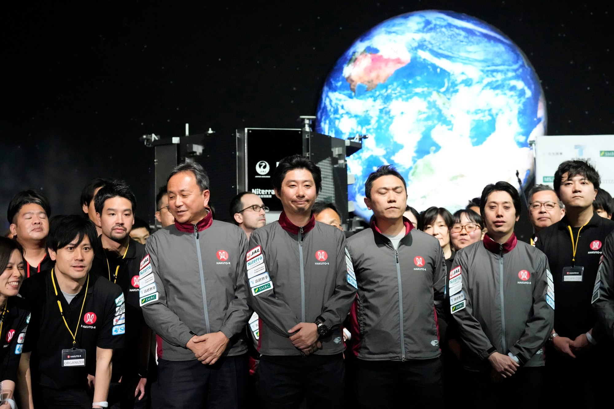 Takeshi Hakamada a jeho tím po priamom prenose súkromného programu prieskumu Mesiaca HAKUTO-R, v stredu 26. apríla 2023 v Tokiu.