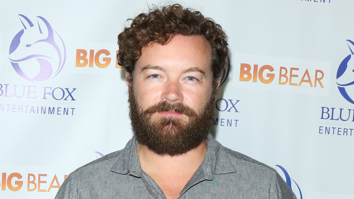 Danny Masterson - aktor znany z roli Stevena Hyde'a w sitcomie "Różowe lata siedemdziesiąte" i Jamesona "Roostera" Bennetta w serialu "The Ranch" - został oskarżony o gwałt. Jego ofiarami mają być trzy kobiety.