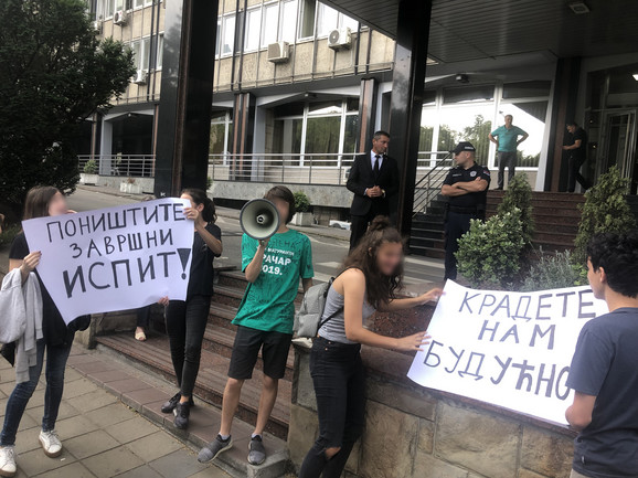 Osmaci sa transperntima ispred Ministarstva prosvete