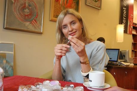 warszawa 28 08 2006Joanna Horodynska projektuje bizuterie w EMPiK , bizuteriafot Rafal Meszka