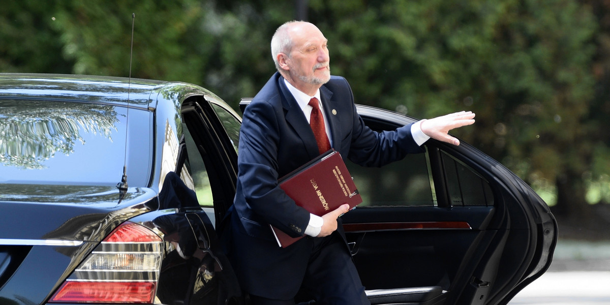 Zaskakująca decyzja Macierewicza! Podpisał, ale pięć minut później się wycofał