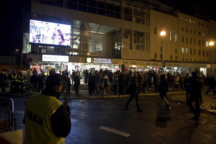 Przepychanki z policją przed Teatrem Polskim we Wrocławiu