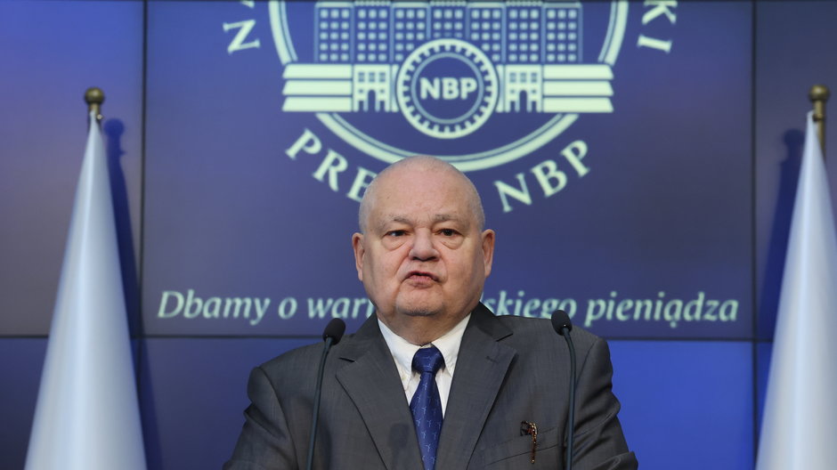 Adam Glapiński, prezes NBP, nie ma powodów do dumy. Sytuacja na froncie walki z inflacją jest opłakana, tymczasem ceny ani myślą składać broni. Przeciwnie, atakują z coraz większą mocą
