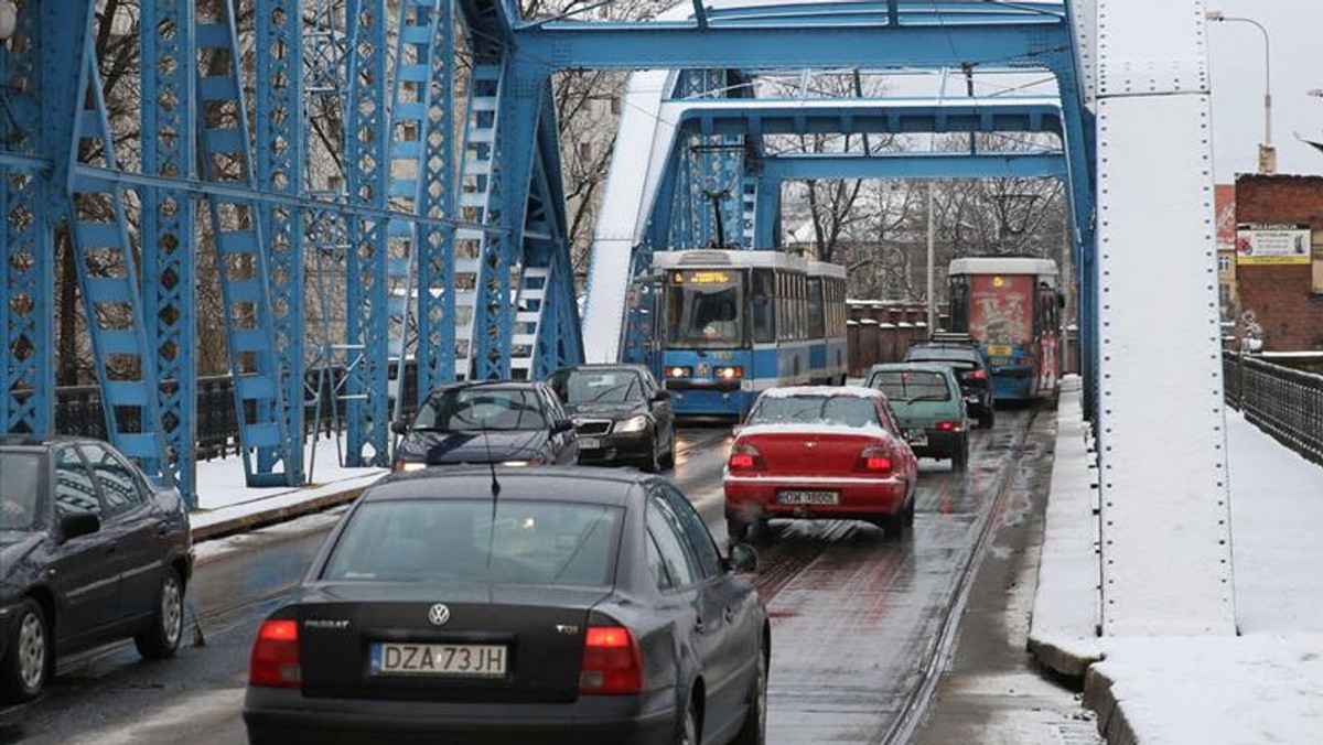 Wystarczyło zaledwie pół roku, by ponad 20 tys. kierowców przesiadło się ze swoich samochodów do autobusów komunikacji miejskiej. W zamian urząd zaoferował im darmowe przejazdy.