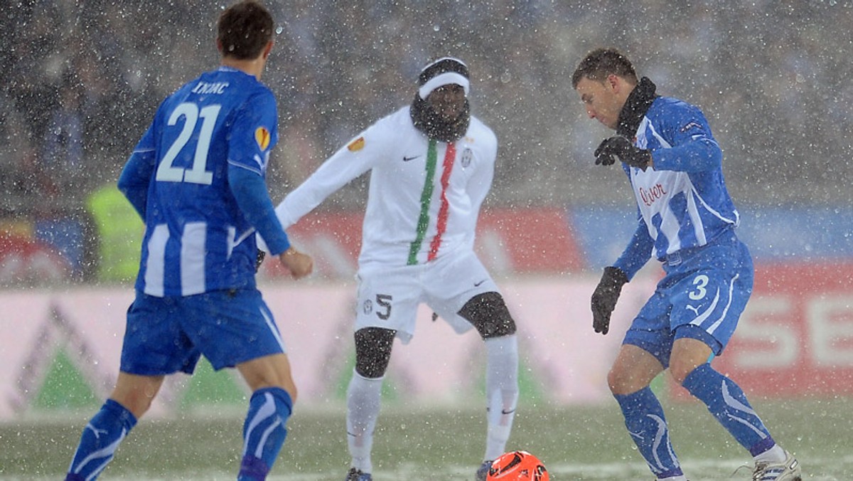 Giuseppe Marotta, dyrektor sportowy Juventusu Turyn, po meczu z Lechem Poznań (1:1) twierdził, że przed spotkaniem i w trakcie przerwy dyskutował z arbitrem Fernando Teixeirą na temat odwołania spotkania. - Nikt z tego klubu ze mną o tym nie rozmawiał - zdementował słowa dyrektora Juventusu hiszpański sędzia.