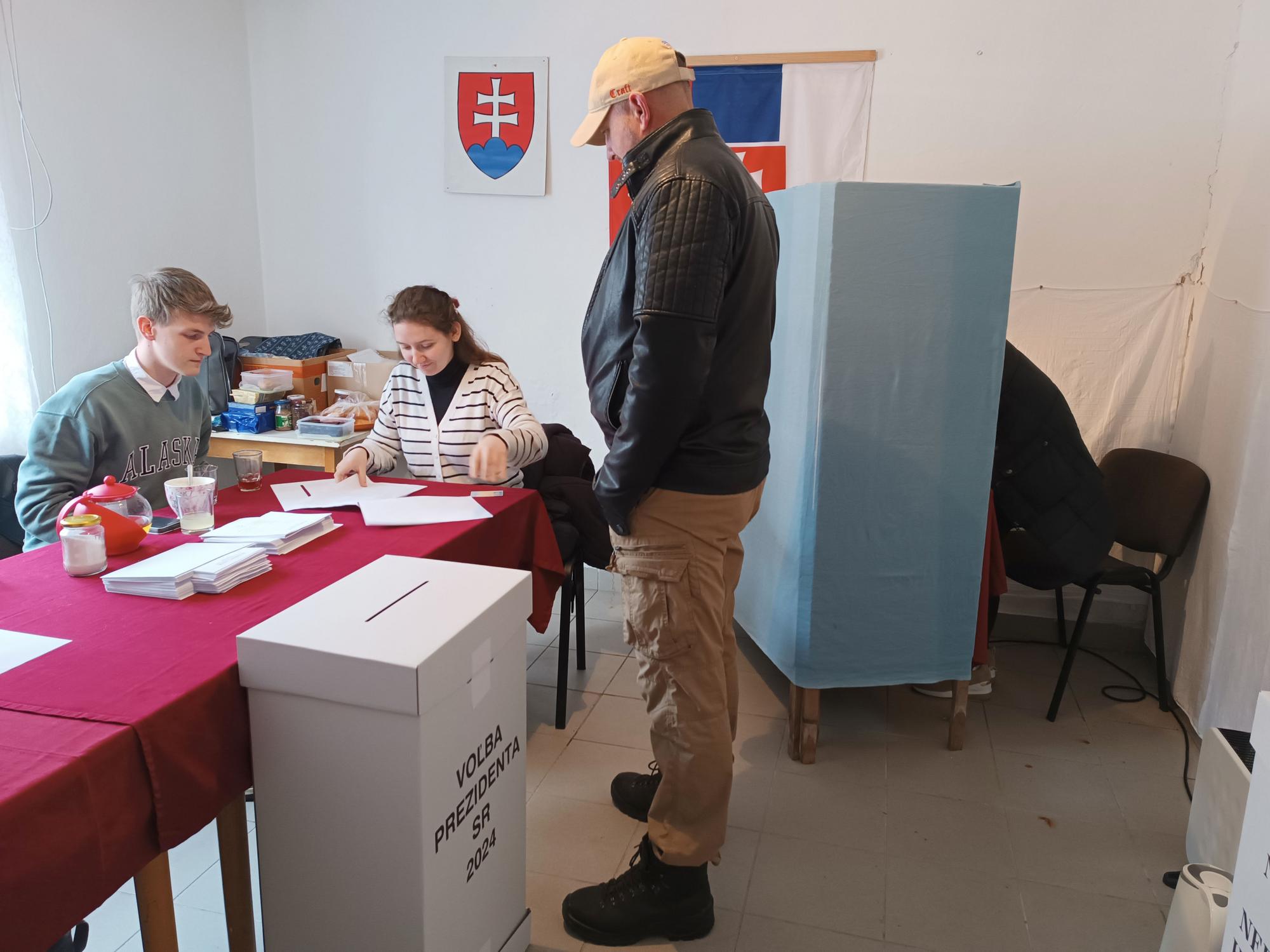 U Detvianská Huta ljudi također glasaju u zgradi autobusnog stajališta.