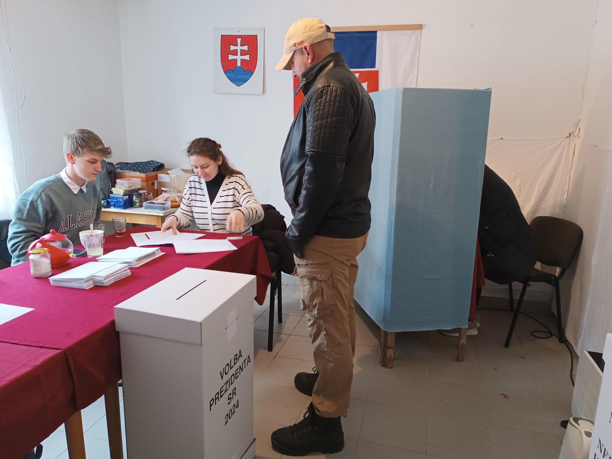 V Detvianskej Hute volia ľudia aj v budove autobusovej zastávky.