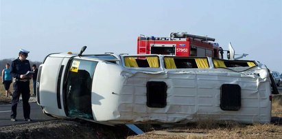 Wypadek busa z młodzieżą. 16 rannych