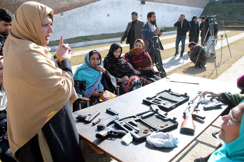 Nastavnički kadar u školi u Peševaru prošao je kroz obuku o rukovanju oružjem