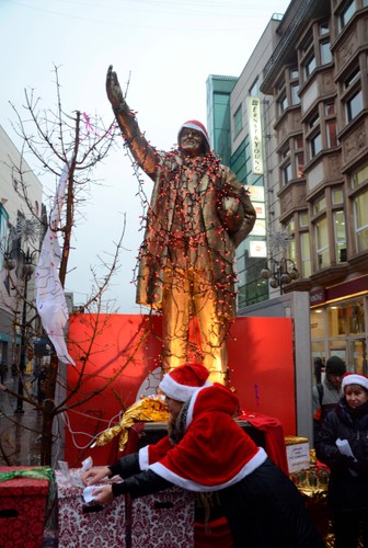 Złoty Donald Tusk w mikołajowej czapie