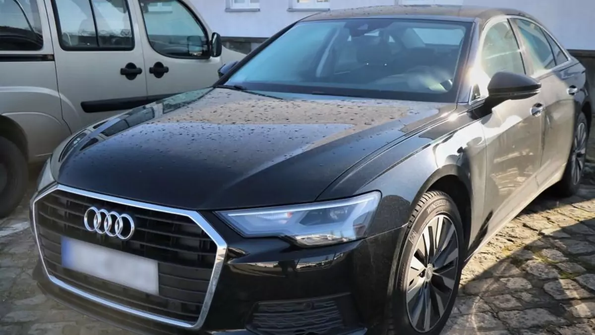 Funkcjonariusze wartość odzyskanego audi szacują na 300 tys. zł