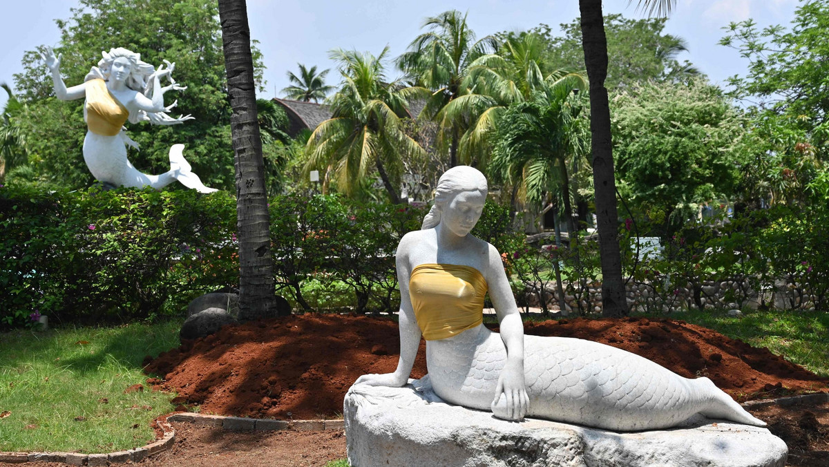 Władze parku rozrywki Ancol Dreamland w Dżakarcie postanowiły zakryć złotym suknem piersi dwóch posągów syren znajdujących się na terenie parku. Rzeźby stały tam bez odzienia nieprzerwanie od 15 lat.