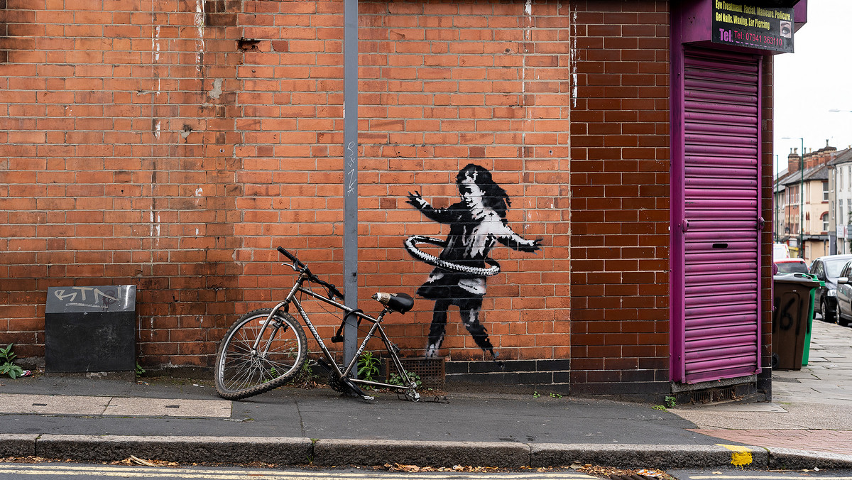 Grafika przedstawiająca dziewczynkę bawiącą się oponą rowerową jako hula-hoop pojawiła się w zeszły wtorek na rogu ulicy Rothesay Avenue w Lenton w Nottingham. Jednak dopiero teraz Banksy potwierdził, że to jego malunek.