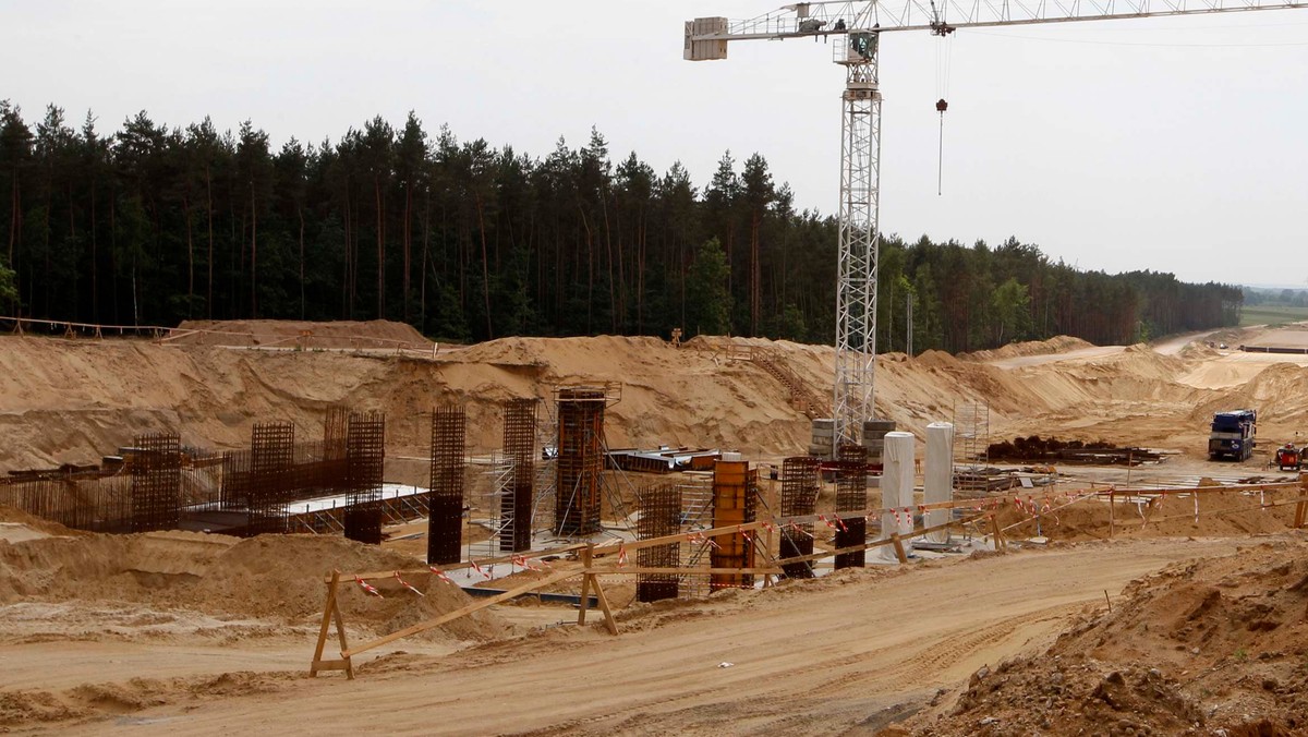 Biorąc pod uwagę perspektywę historyczną, budowa autostrady A2 zdecydowanie nie ma szczęścia - powiedział dr Andrzej Zawistowski, historyk z Biura Edukacji Publicznej IPN i Szkoły Głównej Handlowej.