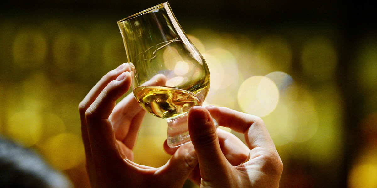 Jaki jest przepis na doskonałą szklaneczkę whisky? Trzeba do niej dodać kropelkę wody