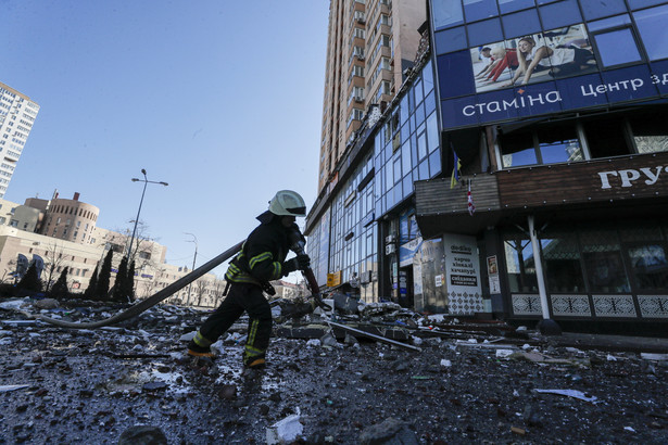 Akcja straży po uderzeniu rakiety w dom mieszkalny w Kijowie